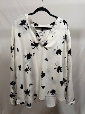 Ava & Viv White and Black Floral V-Neck Blouse